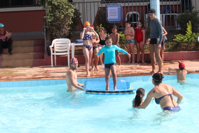 Clube oferece piscina aquecida para atividades aquáticas